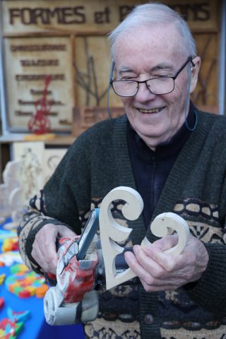Demonstration of cutting and sculpting wood_Le Bourg-d’Oisans
