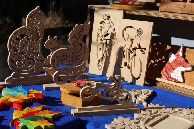 Demonstration of cutting and sculpting wood_Le Bourg-d’Oisans