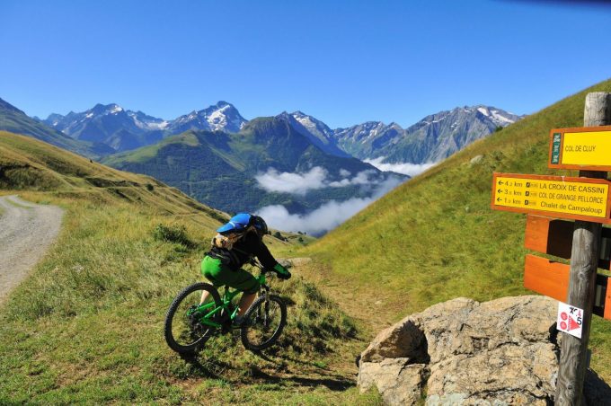 Guided E-MTB (electric) Hiking Trip_Auris-en-Oisans
